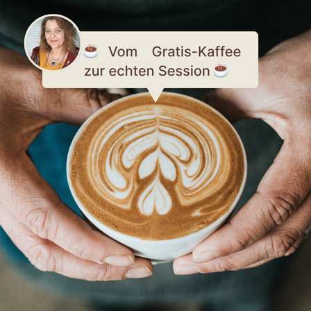 Eine Hand hält eine Tasse Kaffee mit komplizierter Latte-Kunst. Ein Sprechblase sagt, 'Vom Gratis-Kaffee zur echten Session.' Ein Bild einer Frau ist in der Ecke.