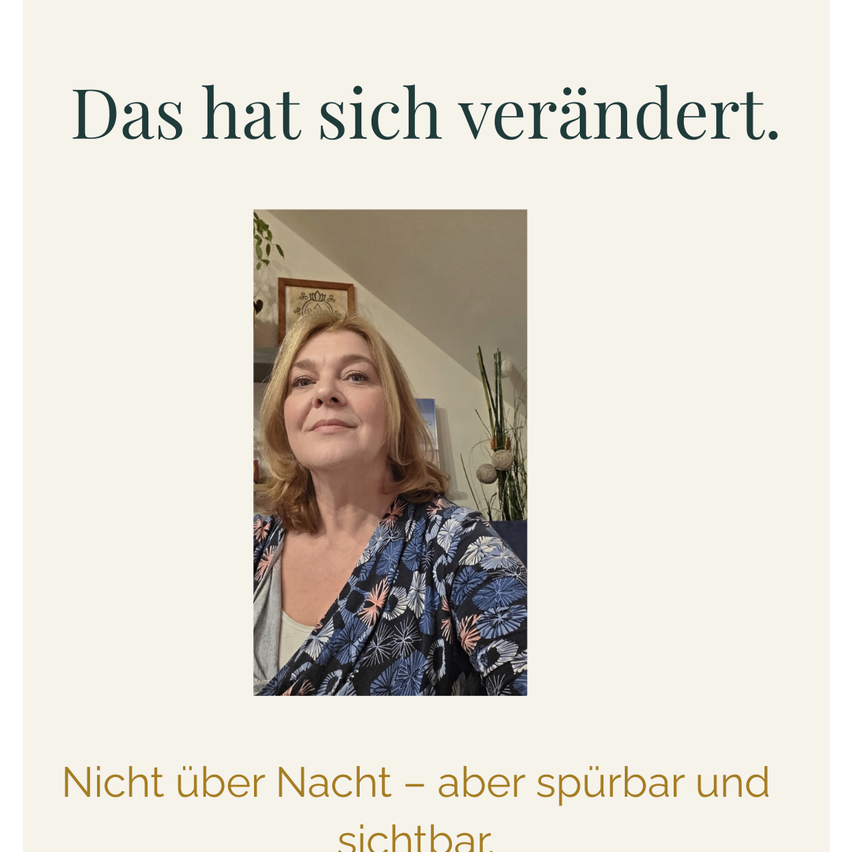 Eine Frau lächelt in die Kamera, trägt ein blaues Blumentop, vor einem Hintergrund eines Zimmers mit einer grünen Pflanze.