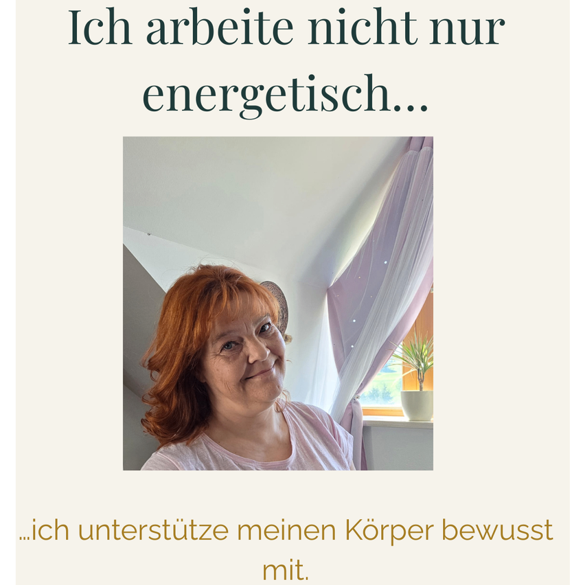 Eine Frau mit roten Haaren lächelt vor einem Fenster mit Vorhängen und einem Topfplant. Darüber steht 'Ich arbeite nicht nur energetisch...unten unterstütze ich meinen Körper bewusst.'