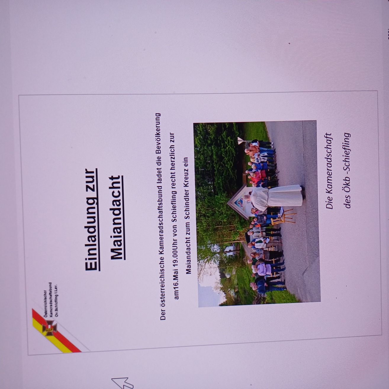 Das Bild zeigt ein Dokument mit einem Bild einer Prozession. Der Text auf dem Dokument lautet 'Einladung zur Maiandachten', was auf eine Einladung zu Maiandachten hinweist. Das Bild zeigt eine Gruppe von Menschen, die draußen stehen, möglicherweise an einer religiösen Veranstaltung teilnehmend.