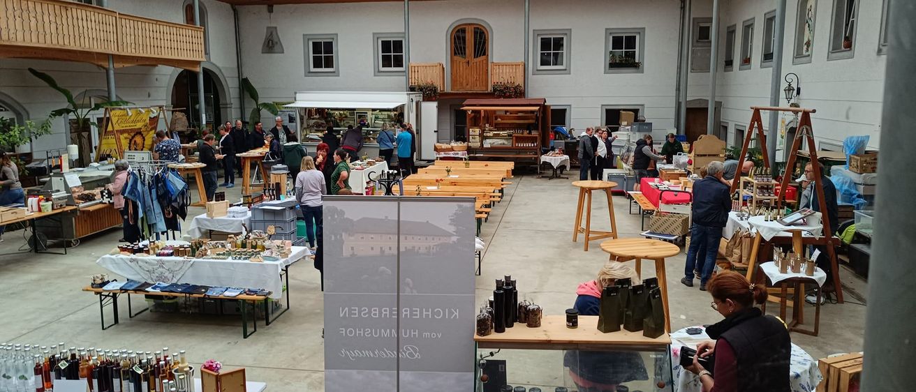 Bild enthält, Building, Factory, Adult, Female, Person, Woman, Manufacturing, Workshop, Indoors, Window
