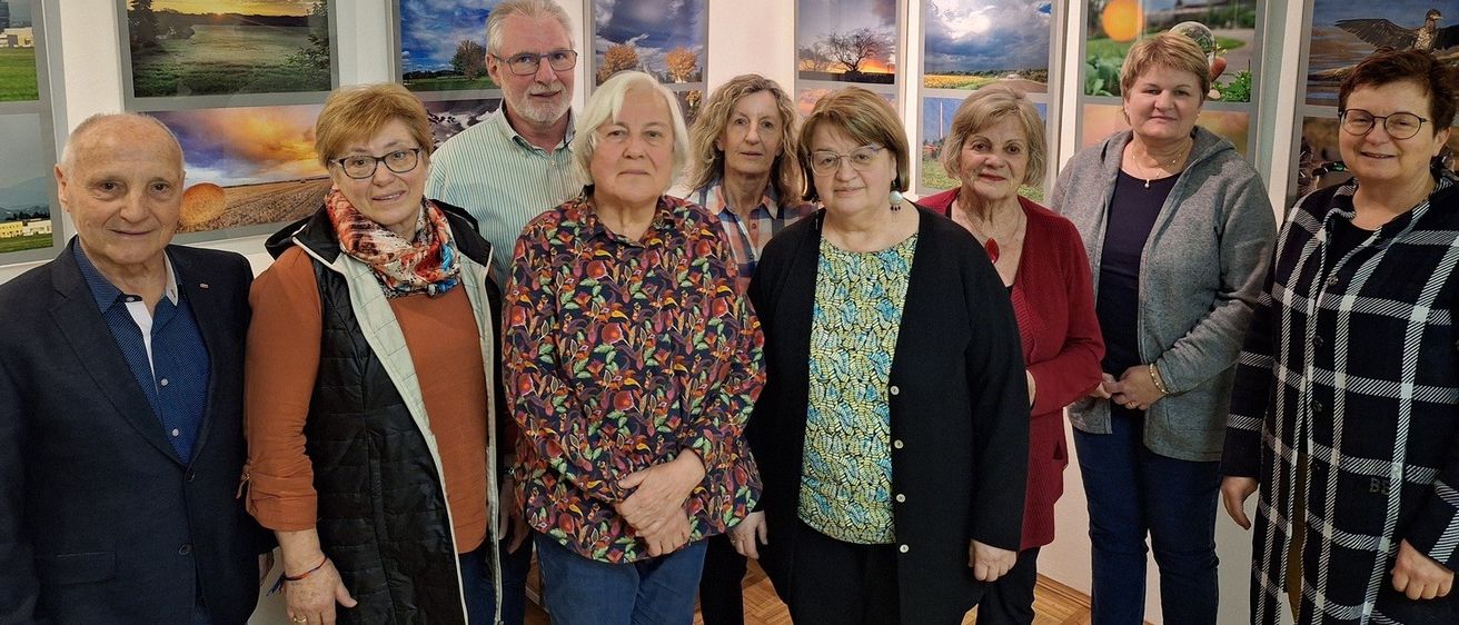 Bild enthält, Coat, Jacket, Pants, Blazer, Adult, Female, Person, Woman, Male, Man