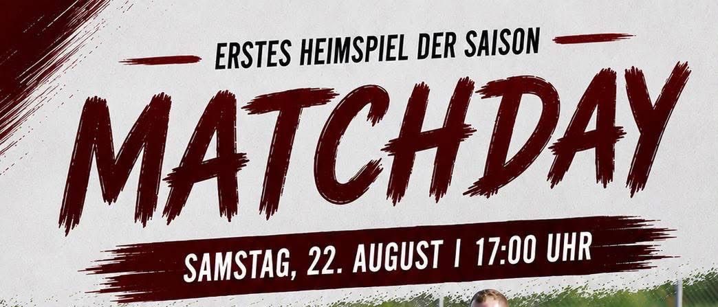 Plakat für ein Fußballspiel zwischen FC Trofaiach und SVO Oberwölz am 22. August, 17:00. Spieler in roten und weißen Trikots spielen auf einem grünen Feld.