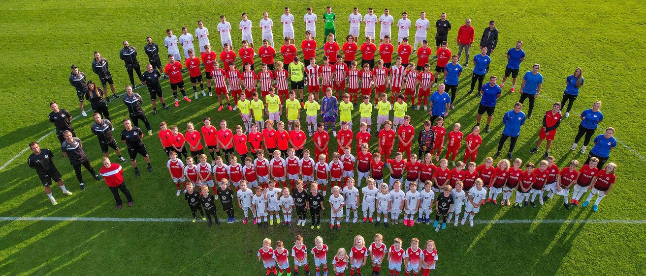 Bild enthält, People, Person, Team, Ball, Football, Soccer, Soccer Ball, Sport, Field