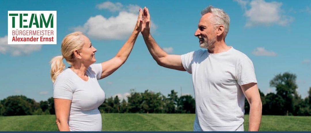 Ein Plakat für die Senioren-Team-Olympiade. Das Plakat zeigt einen Mann und eine Frau auf einem Feld sowie drei ältere Frauen in einem Park. Die Veranstaltung umfasst Boccia, Zielschießen, ein Quiz, Bohnensäcke werfen und Kegel. Die Anmeldung erfolgt bei Heidemarie Ernst. Der Eintrittspreis beträgt 5 EUR.