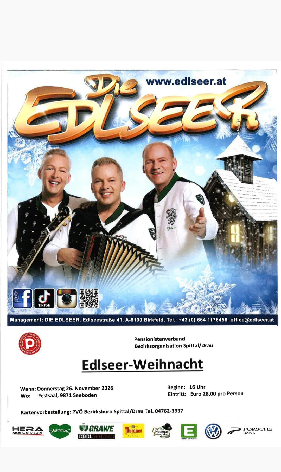 Drei Männer in traditioneller Kleidung, lächelnd und posierend für ein Foto mit einem verschneiten Hintergrund. Das Bild zeigt ein kleines Haus und einen QR-Code.