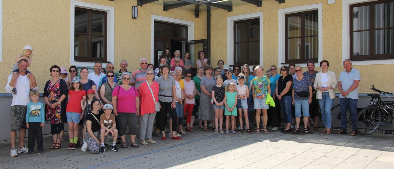 Bild enthält, People, Person, Clothing, Shorts, Pants, Wheel, Bicycle, Shoe, College, Face