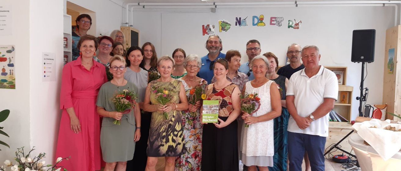 Bild enthält, Flower, Flower Arrangement, Flower Bouquet, Dress, People, Person, Photography, Portrait, Potted Plant, Woman