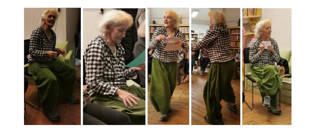 Eine Collage aus Bildern zeigt eine ältere Frau in verschiedenen Posen, sitzend und stehend, liest ein Papier und ist von Bücherregalen und anderen Menschen umgeben.