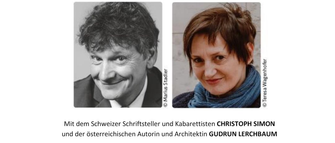 Ein Schwarz-Weiß-Bild mit zwei Personen, einem Mann und einer Frau, beide lächelnd. Der Mann ist der Schweizer Schriftsteller und Kabarettist Christoph Simon und die Frau ist die österreichische Autorin und Architektin Gudrun Lercbbaum.