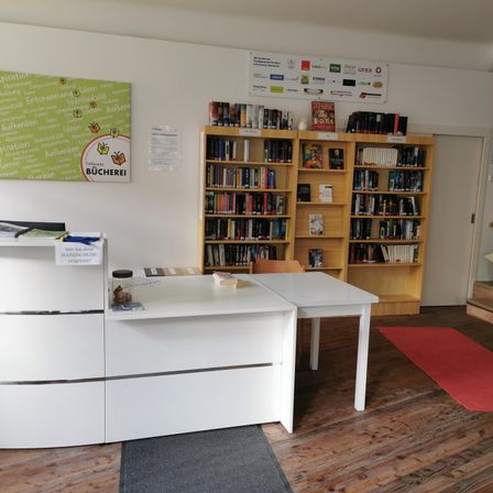 Bild enthält, Furniture, Table, Home Decor, Indoors, Interior Design, Rug, Desk, Chair, Bookcase, Building