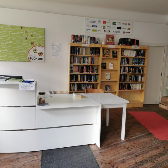 Bild enthält, Furniture, Table, Home Decor, Indoors, Interior Design, Rug, Desk, Chair, Bookcase, Building