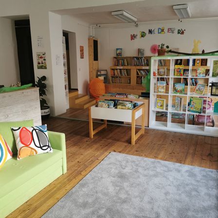 Bild enthält, Furniture, Living Room, Home Decor, Floor, Flooring, Interior Design, Couch, Book, Wood, Table