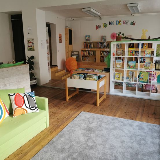 Bild enthält, Furniture, Living Room, Home Decor, Floor, Flooring, Interior Design, Couch, Book, Wood, Table