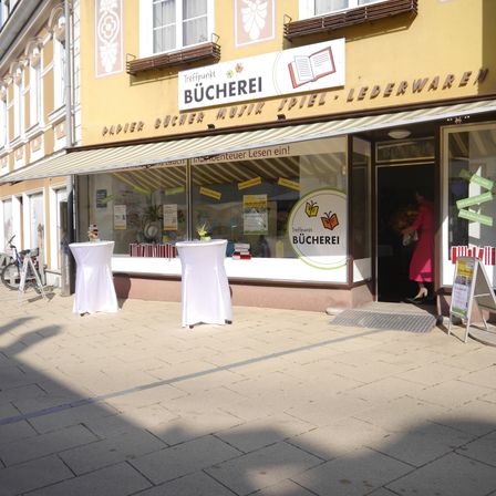 Bild enthält, Path, Walkway, Restaurant, Cafe, Floor, Flagstone, Building, Flooring, Person, Cafeteria