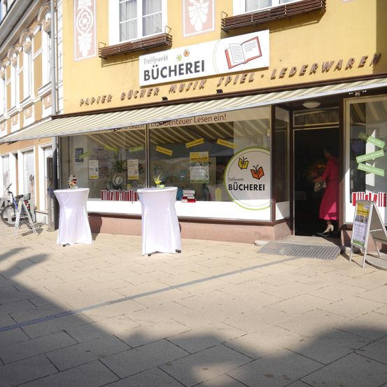 Bild enthält, Path, Walkway, Restaurant, Cafe, Floor, Flagstone, Building, Flooring, Person, Cafeteria