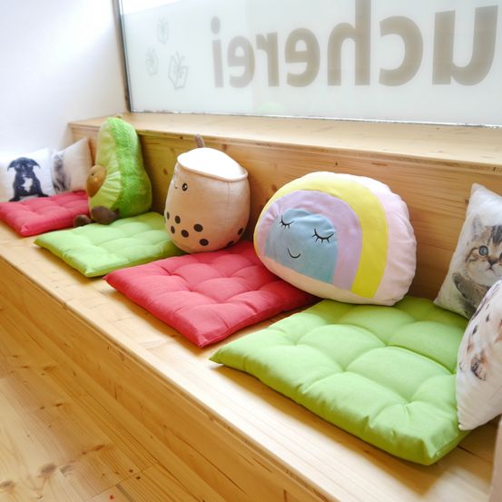 Bild enthält, Cushion, Home Decor, Interior Design, Couch, Furniture, Wood, Pillow, Cat, Dog, Plywood