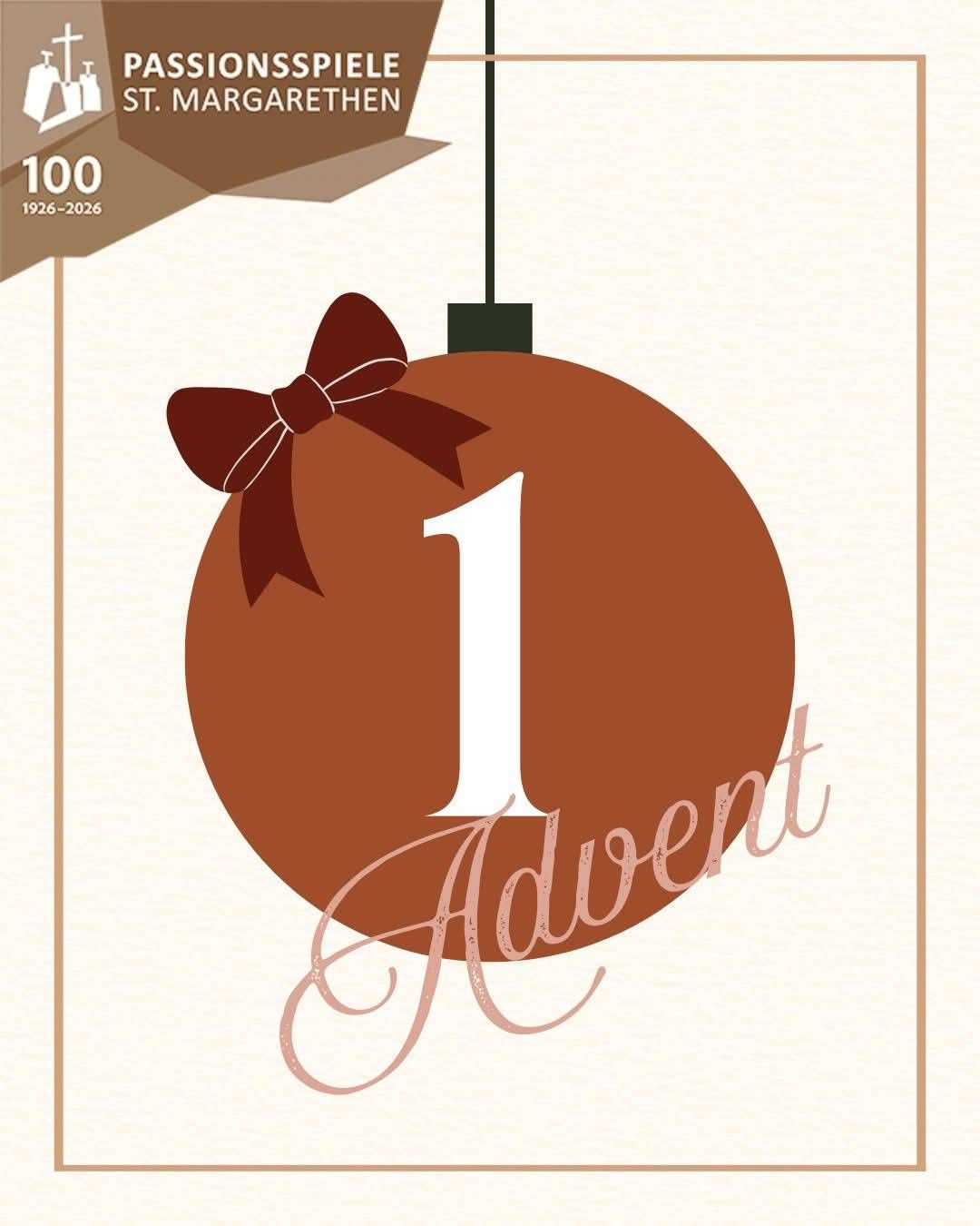 Ein dekorativer brauner Kugelschmuck mit einer Schleife und der Nummer 1, beschriftet mit 'Advent', hängt vor einem beigefarbenen Hintergrund.