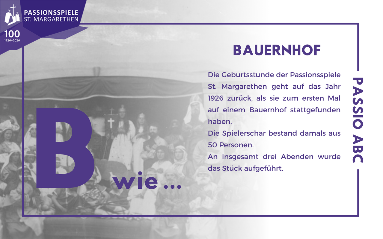 Ein Schwarz-Weiß-Foto zeigt eine Gruppe von Menschen, vermutlich aus den 1920er Jahren, die ein Passionsspiel auf einem Bauernhof aufführen. Der Text erwähnt die Passion von St. Margarethen, die auf das Jahr 1926 zurückgeht.