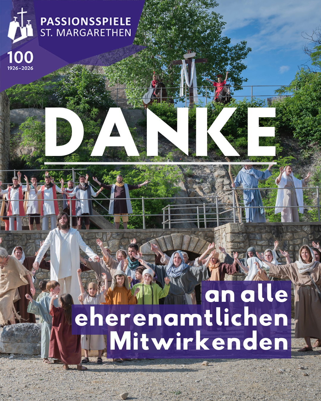 Plakat zur Feier des 100-jährigen Jubiläums mit einer Gruppe in biblischen Kostümen, die halbkreisförmig auf einer Steinplattform steht, mit einem großen Schild, das 'DANKE' in weißer Schrift zeigt. Im Hintergrund befinden sich Bäume und ein Metallgeländer.