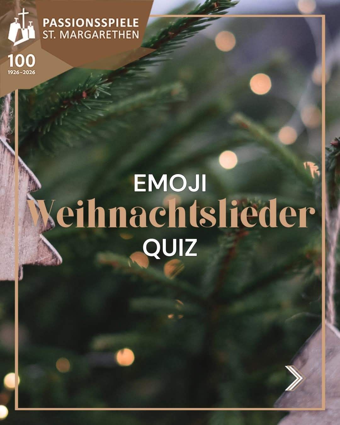 Plakat für einen Emoji-Quiz zu Weihnachtsliedern, mit einem verschwommenen Weihnachtsbaum im Hintergrund. Der Text lautet 'EMOJI Weihnachtslieder QUIZ'.