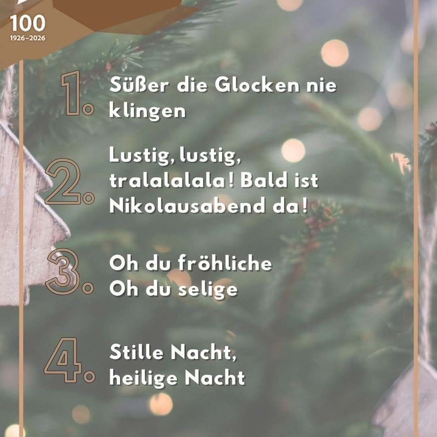 Ein Bild zeigt einen Weihnachtsbaum mit Dekorationen und Text, der die Weihnachtszeit feiert. Der Text beinhaltet 'Süßer die Glocken nie klingen' und 'Lustig, lustig, tralalalala! Bald ist Nikolausabend da!'. Es ist eine festliche Szene mit einem Holzhaus und Lichtern.