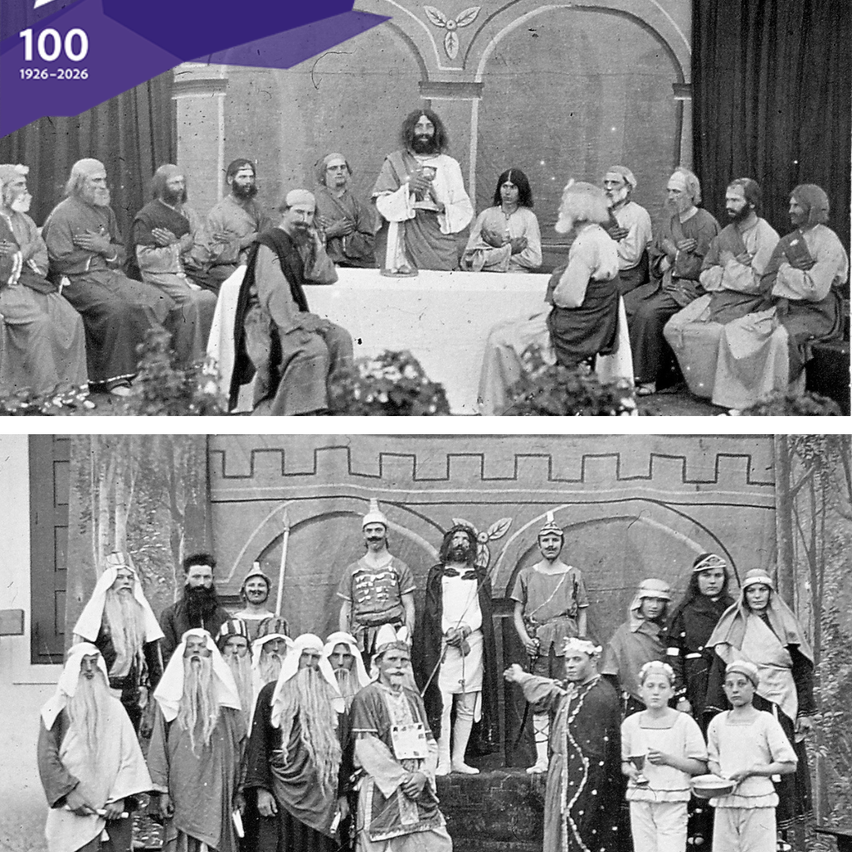 Zwei Schwarz-Weiß-Fotos zeigen Theateraufführungen. Das erste Foto zeigt Menschen in alten Kostümen, die um einen Tisch herum sitzen und stehen, möglicherweise eine historische Szene nachspielend. Das zweite Foto zeigt eine Gruppe von Menschen in Kostümen, die auf einer Bühne stehen, wobei eine Person ein Banner oder eine Schriftrolle hält.