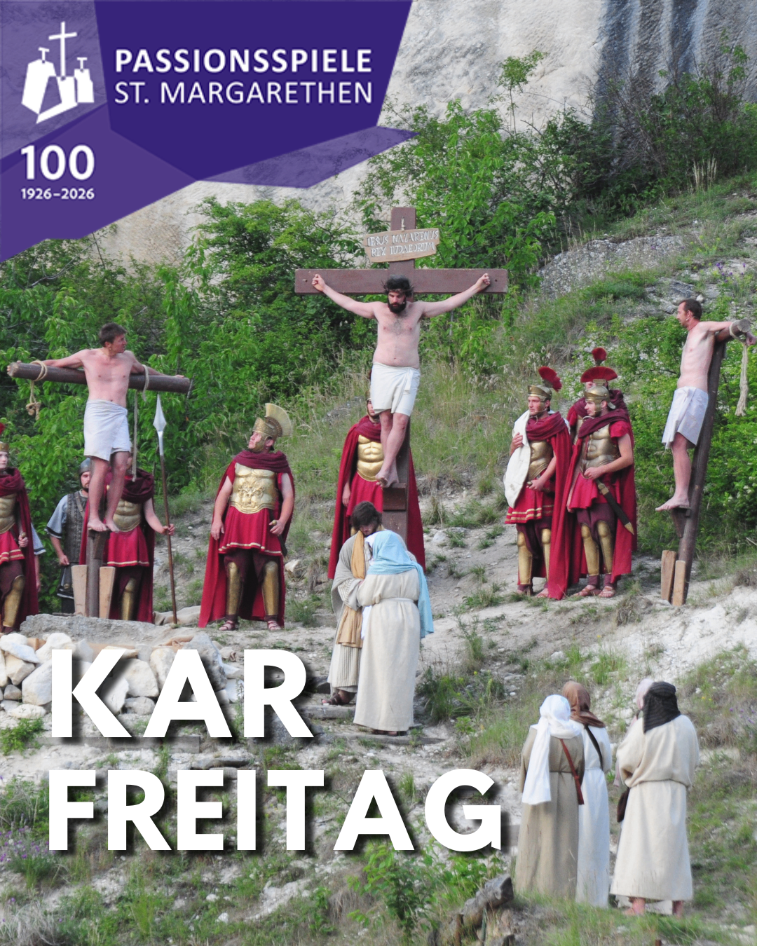 Eine Gruppe von Männern, die als römische Soldaten und Jesus am Kreuz gekleidet sind, inszenieren die Kreuzigung auf einem felsigen Hügel. Der Text darunter lautet Kar Freitag.