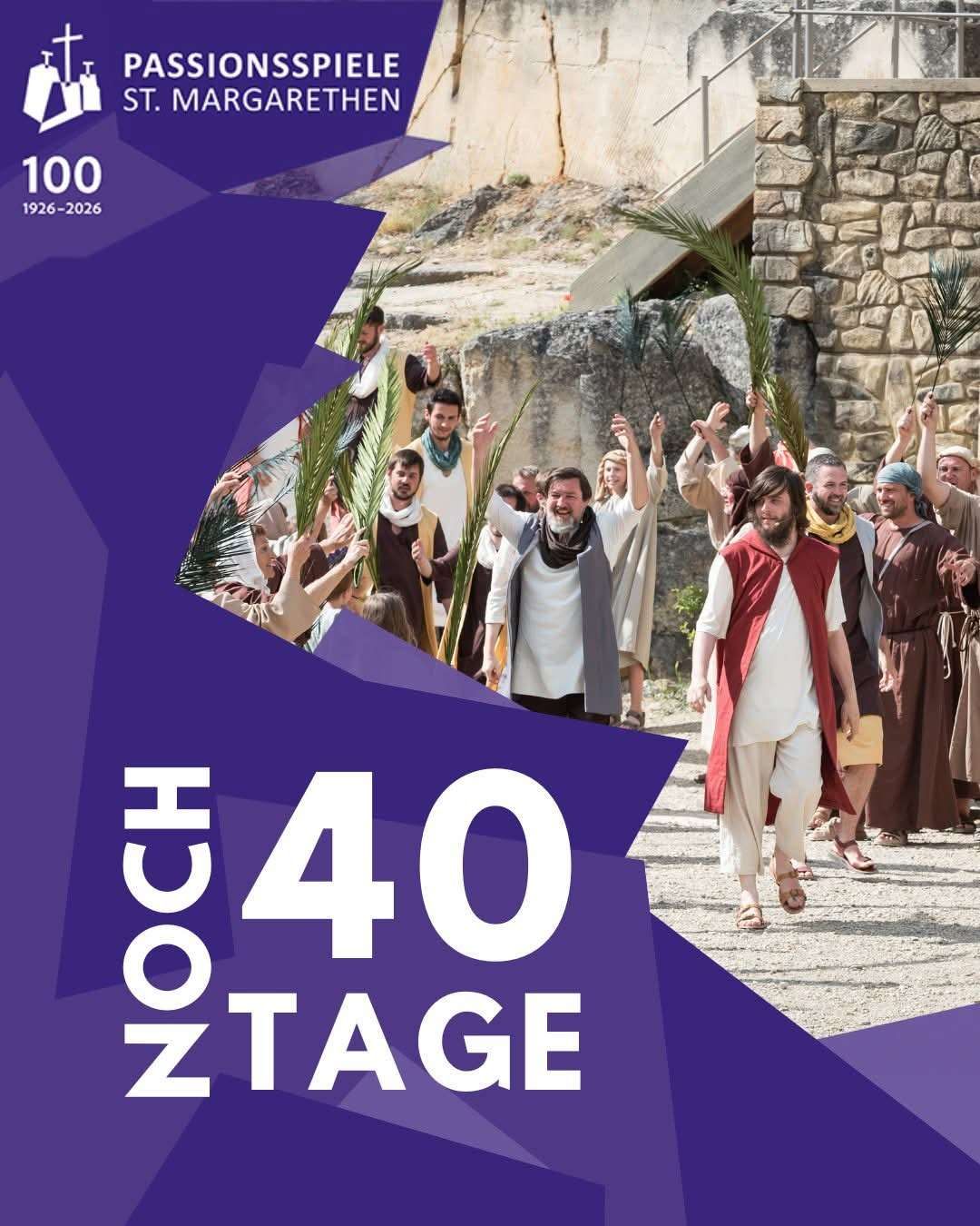 Gruppe von Menschen in historischer Kleidung, die in einer Prozession gehen und Palmzweige halten, mit den Texten '100 1926-2026' und '40 ZOTAGE'.