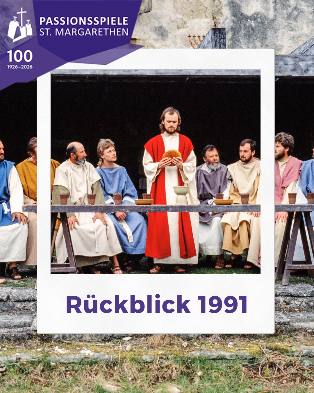 Eine Gruppe von Männern in historischer Kleidung, wahrscheinlich Schauspieler, sitzt an einem Tisch. Der Mann in der Mitte hält eine Schüssel, möglicherweise eine Szene nachspielend. Das Bild hat einen Wasserzeichen mit dem Text 'Rückblick 1991'.