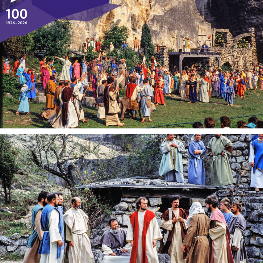 Zwei Bilder zeigen Gruppen von Menschen in biblischer Kleidung vor einer Steinmauer und in einer natürlichen Umgebung. Das obere Bild zeigt eine größere Menschenmenge.