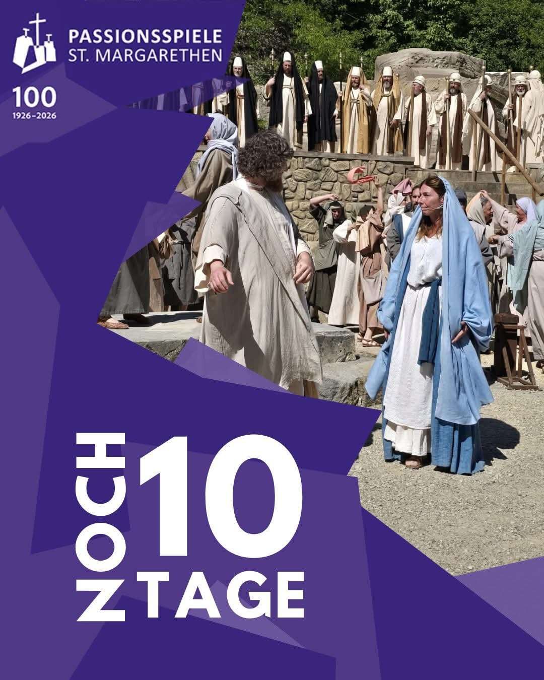 Eine Szene aus einer Theateraufführung mit Menschen in historischen Kostümen, ein Mann mit lockigem Haar und eine Frau mit blauem Umhang, stehen vor einer Menge. Der Plakattext lautet 100 hoch 10 Ztage.