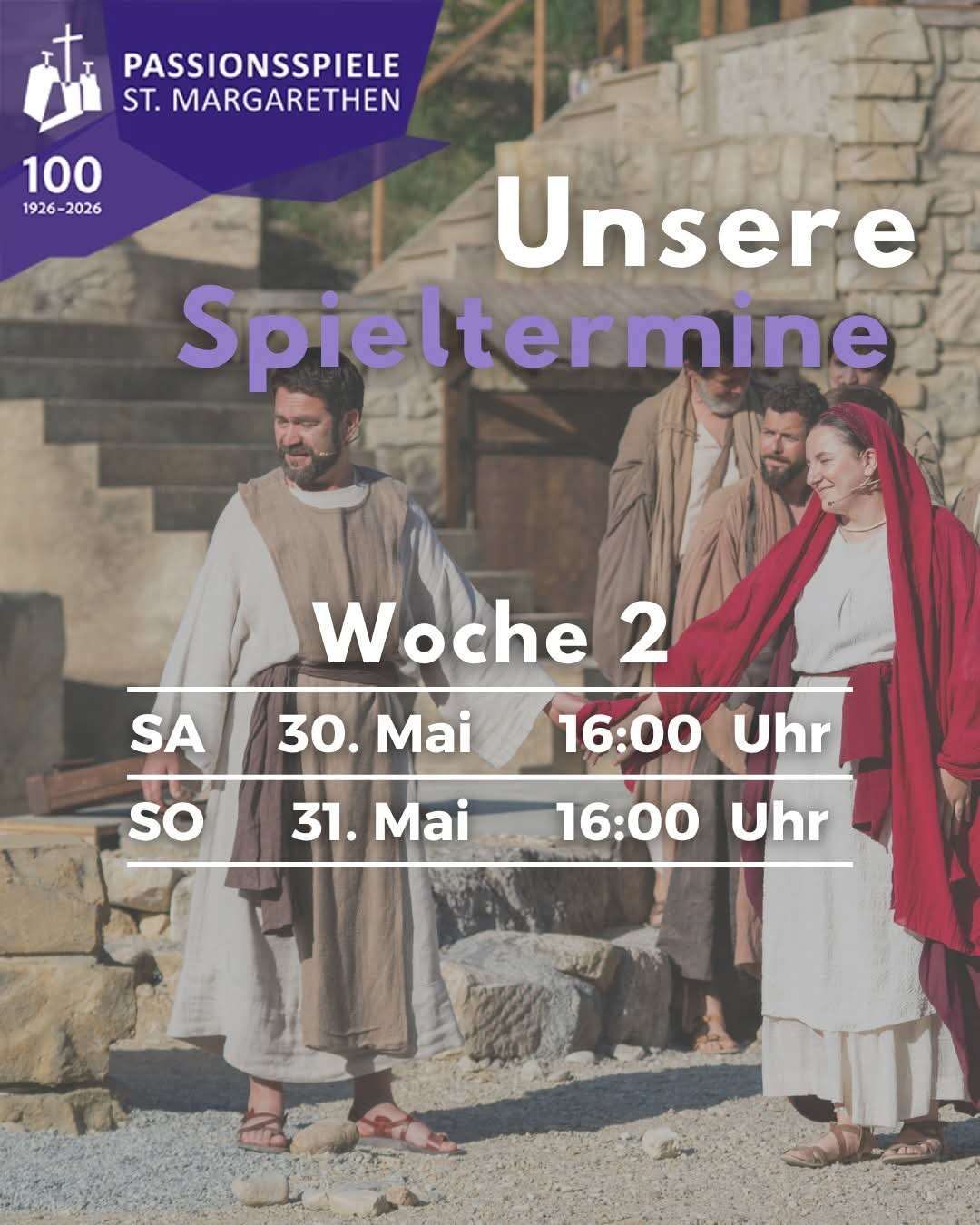 Eine Anzeige für 'Unsere Spielzeitermine' Woche 2 zeigt Menschen in Gewändern, mit Terminen und Zeiten für Samstag und Sonntag. Der Hintergrund zeigt Steinstufen.