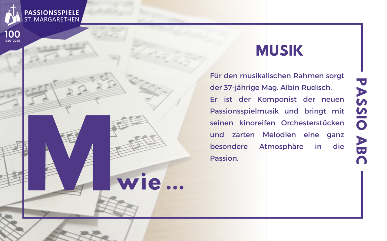 Auf einer Holzoberfläche liegen Notenblätter mit dem Wort Musik. Der 37-jährige Albin Ruger ist ein Komponist der Passionsmusik.