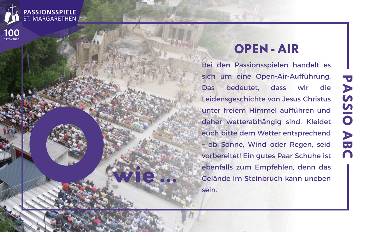 Ein Blick von oben auf eine Open-Air-Veranstaltung mit vielen versammelten Menschen. Der Text lautet 'OPEN-AIR'. Eine Menschenmenge ist auf einer historischen Bühne zu sehen.