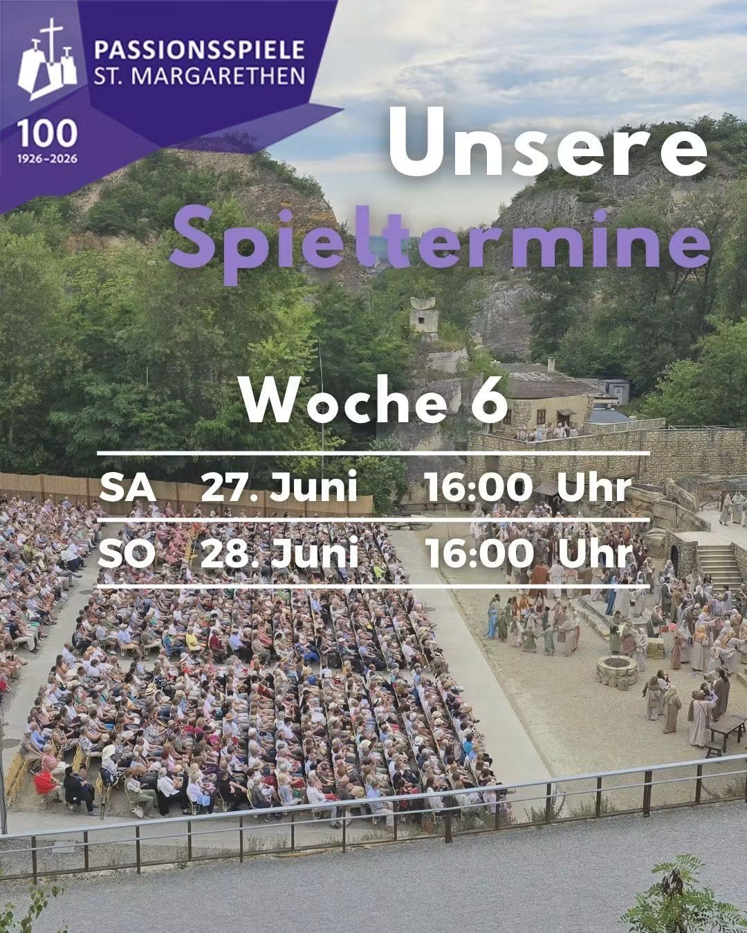 Plakat für eine Freiluftveranstaltung zeigt eine Menschenmenge, eine Bühne und eine Bergkulisse. Es steht 'Unsere Spieltermine Woche 6', 'SA 27. Juni 16:00 Uhr' und 'SO 28. Juni 16:00 Uhr'.