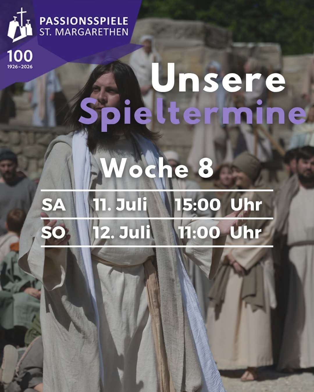 Ein Poster zeigt einen Mann in weißer Kleidung. Darunter steht 'Unsere Spielzeitermine Woche 8'. Der Zeitplan listet 'SA 11. Juli 15:00 Uhr' und 'SO 12. Juli 11:00 Uhr' auf.