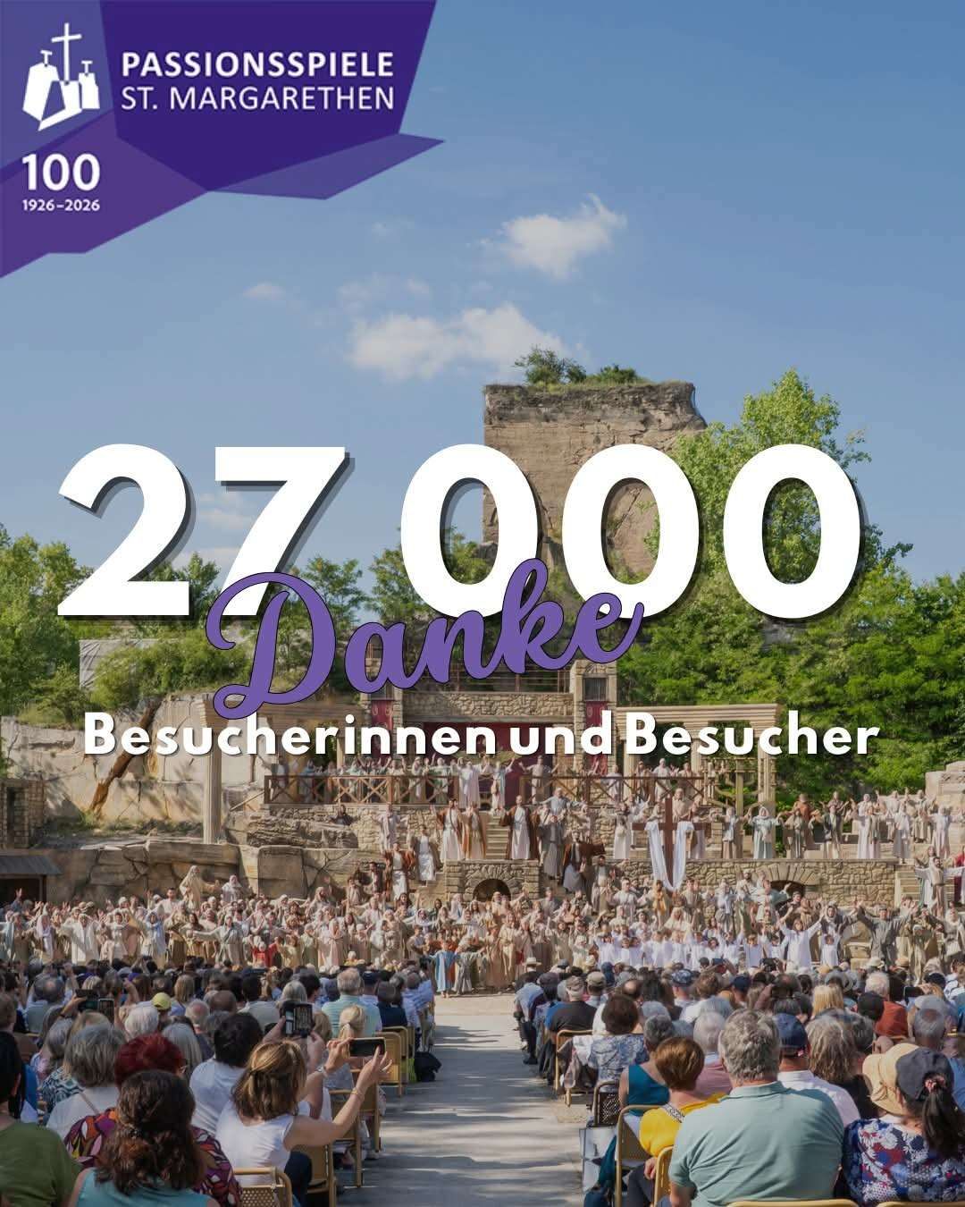 Eine große Menschenmenge versammelt sich vor einer historischen Bühne, die mit einem Banner '27.000 Danke Besucherinnen und Besucher' geschmückt ist. Die Bühne ist mit Steinstrukturen und Grünpflanzen geschmückt.