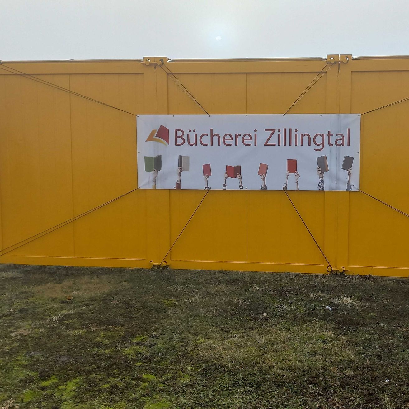 Bild enthält, Advertisement, Car, Transportation, Vehicle, Text