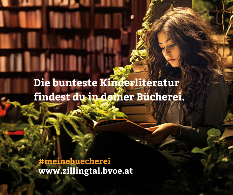 Eine Frau mit lockigen Haaren sitzt auf einer Bank in einer Bibliothek und liest ein Buch. Der Hintergrund ist verschwommen mit Regalen voller Bücher und Pflanzen. Der Text lautet 'Die bunteste Kinderliteratur findest du in deiner Bucherei'.