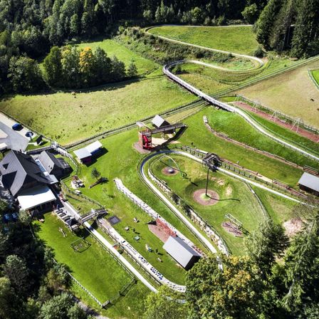 Bild enthält, Outdoors, Building, Road, Aerial View, Housing, Nature, Vegetation, Woodland, Driveway, House