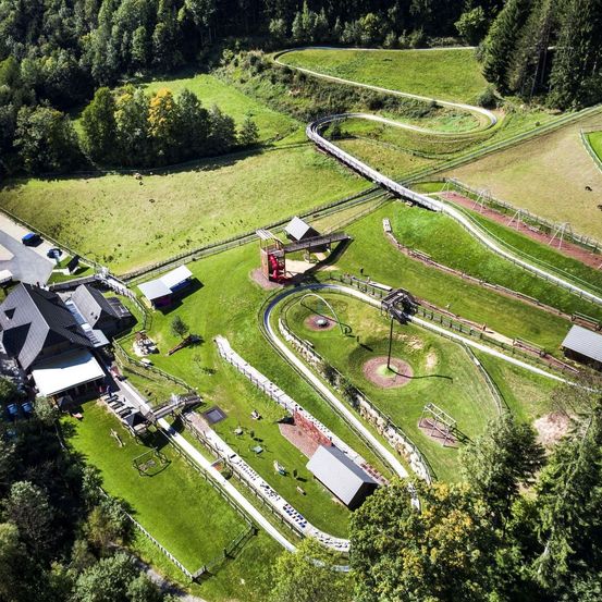 Bild enthält, Outdoors, Building, Road, Aerial View, Housing, Nature, Vegetation, Woodland, Driveway, House