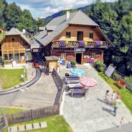 Bild enthält, Outdoors, Architecture, Building, Hotel, Resort, Person, Housing, Aerial View, House, Driveway