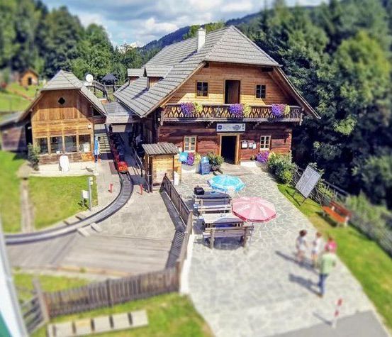 Bild enthält, Outdoors, Architecture, Building, Hotel, Resort, Person, Housing, Aerial View, House, Driveway