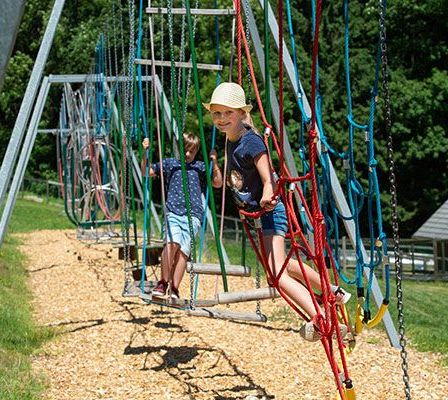 Bild enthält, Outdoors, Play Area, Outdoor Play Area, Child, Female, Girl, Person, Grass, Park, Plant