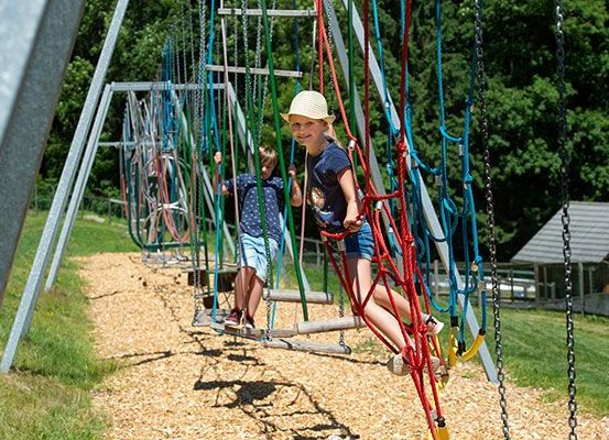 Bild enthält, Outdoors, Play Area, Outdoor Play Area, Child, Female, Girl, Person, Grass, Park, Plant