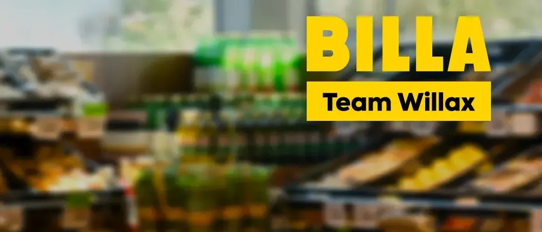 Verschwommenes Bild eines Supermarkts mit Regalen voller verschiedener Produkte. Der Text 'Billa Team Willa' steht auf gelbem Hintergrund.