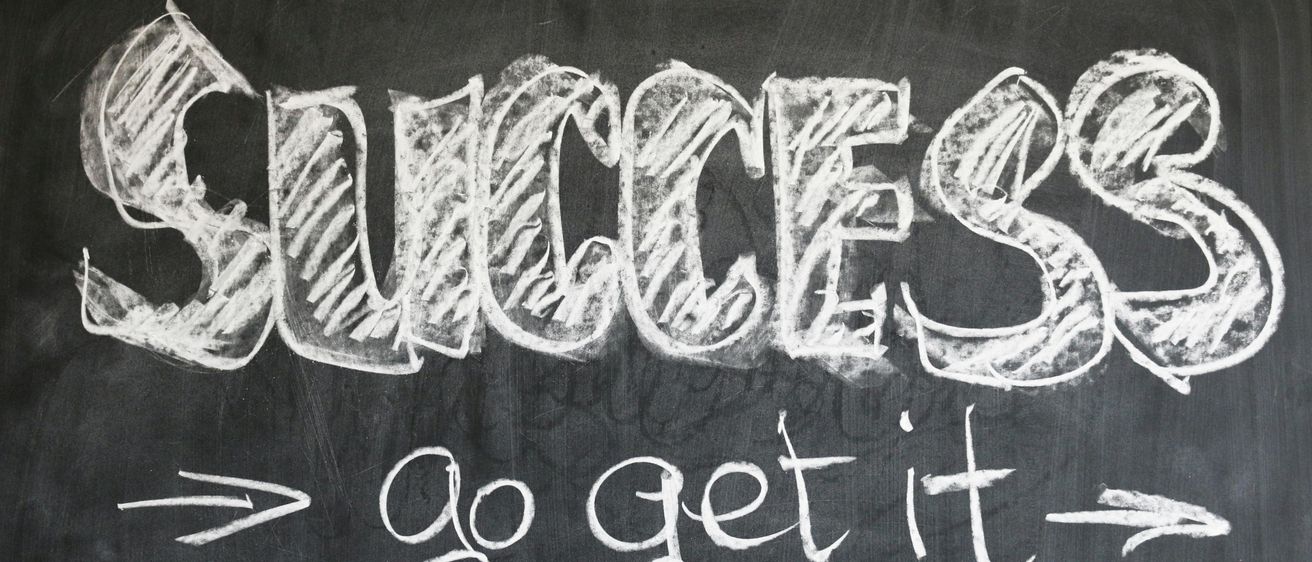 Bild enthält, Blackboard, Text, Clothing, Footwear, Shoe