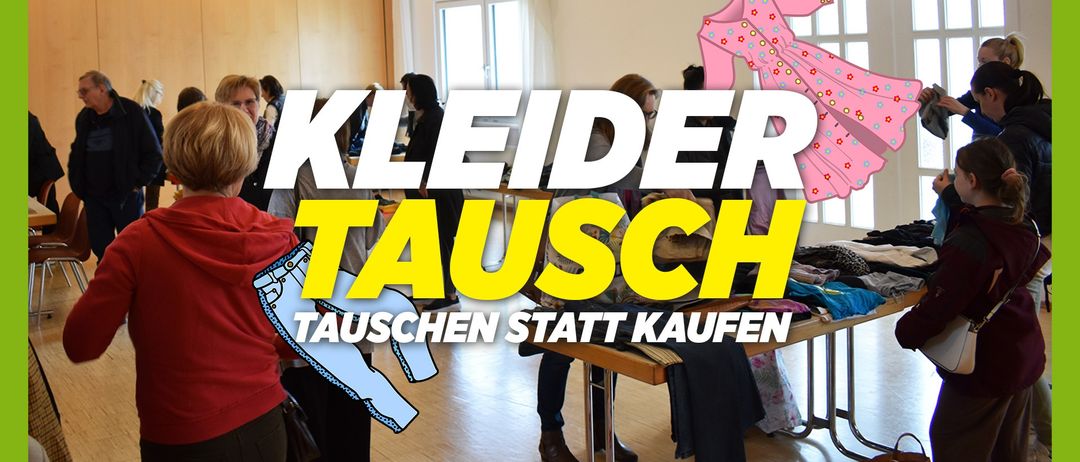 Ein Raum mit mehreren Personen und Tischen voller Kleidung, eine Frau betrachtet die Kleidung. Der Text sagt 'KLEIDER TAUSCH' und 'TAUSCHEN STATT KAUFEN'.