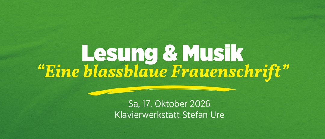Ein Plakat mit grünem Hintergrund zeigt den Text 'Lesung & Musik Eine blassblaue Frauenschrift'. Darunter steht das Datum 'Sa, 17. Oktober 2026' und der Name 'Klavierwerkstatt Stefan Ure'.